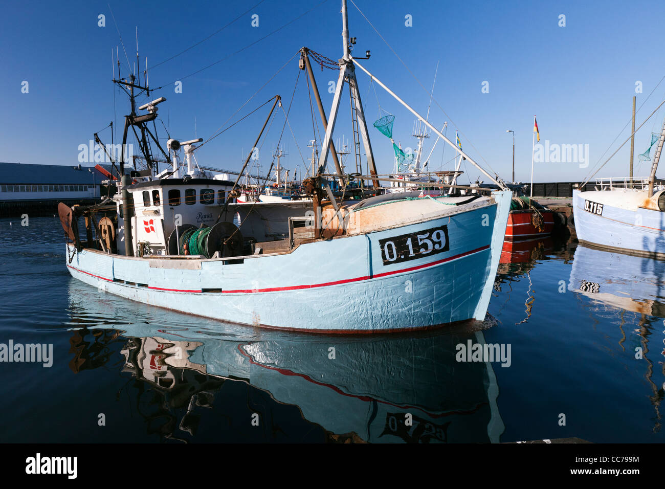 Barco de pesca, dejando el puerto, Gilleleje, Sjaelland, Dinamarca Foto de stock