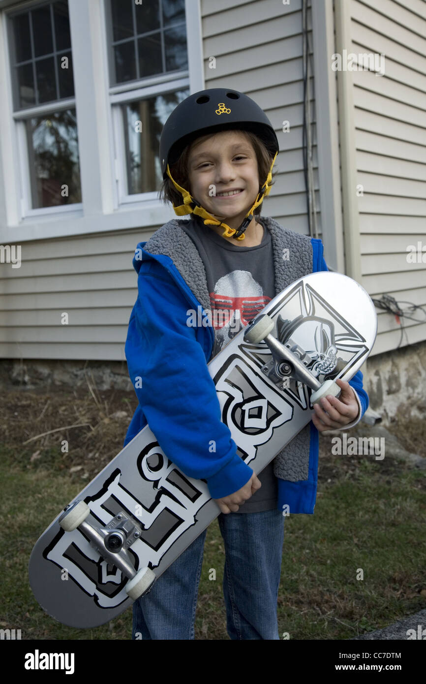 Los siete años de edad con su monopatín en Darien, CT. Foto de stock