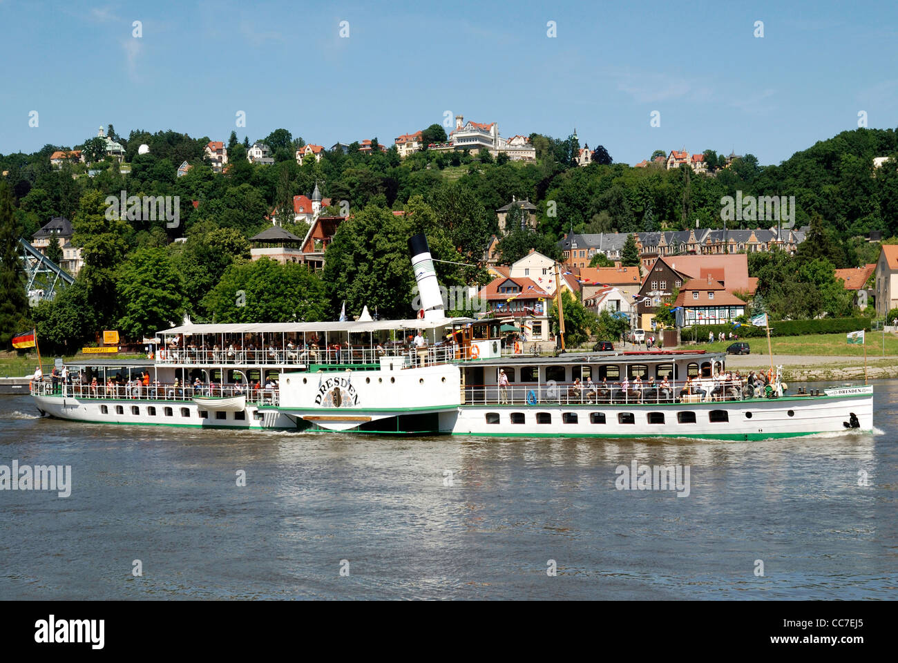 Barco de vapor histórico sobre el río Elba en Dresde. Foto de stock