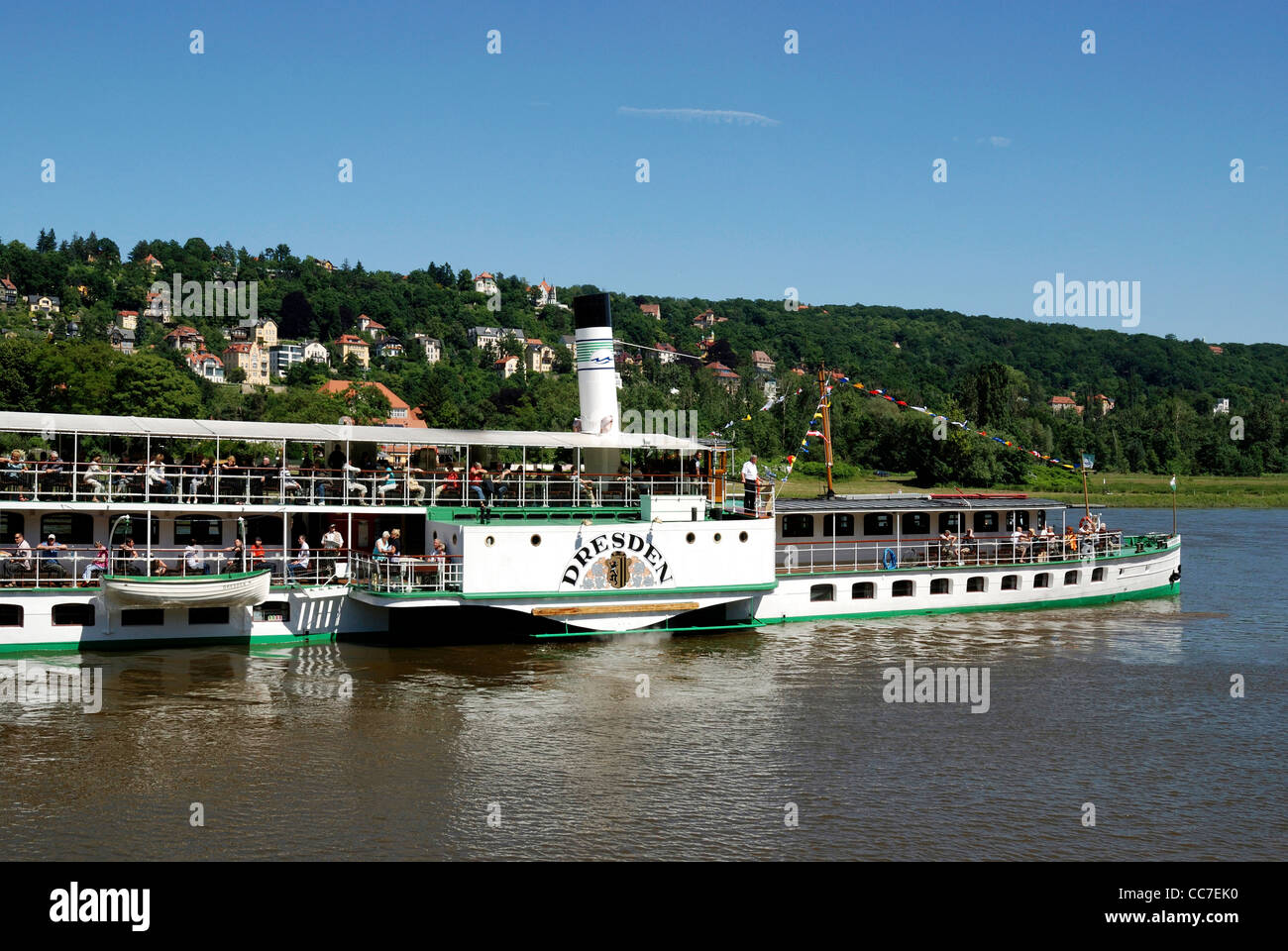 Barco de vapor histórico sobre el río Elba en Dresde. Foto de stock