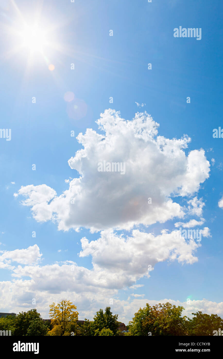 Las nubes, Dusseldorf, Renania del Norte-Westfalia, Alemania Foto de stock