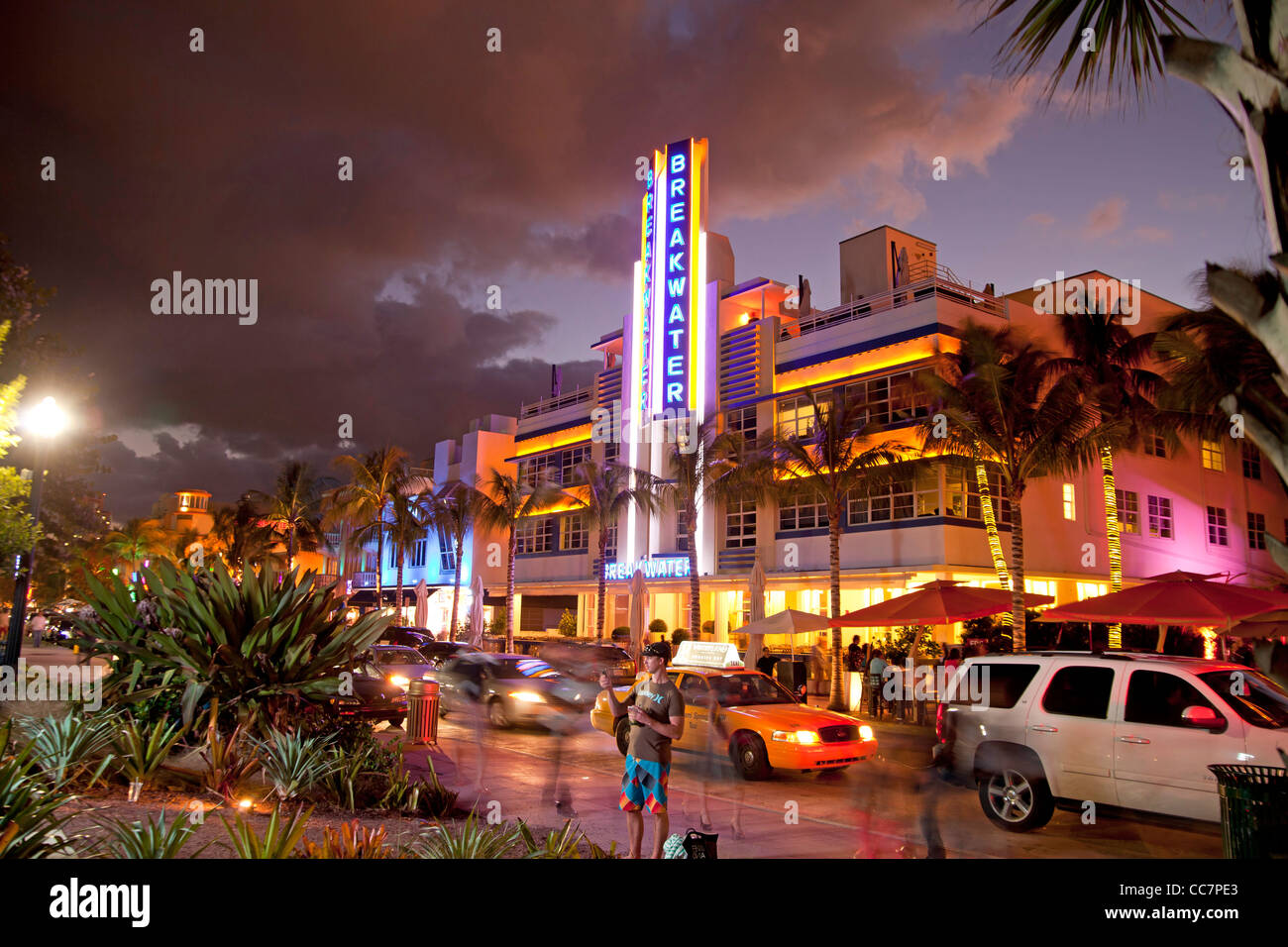 Hoteles Art Decó iluminada en el famoso Ocean Drive, en South Beach, Miami Beach, Florida, EE.UU. Foto de stock