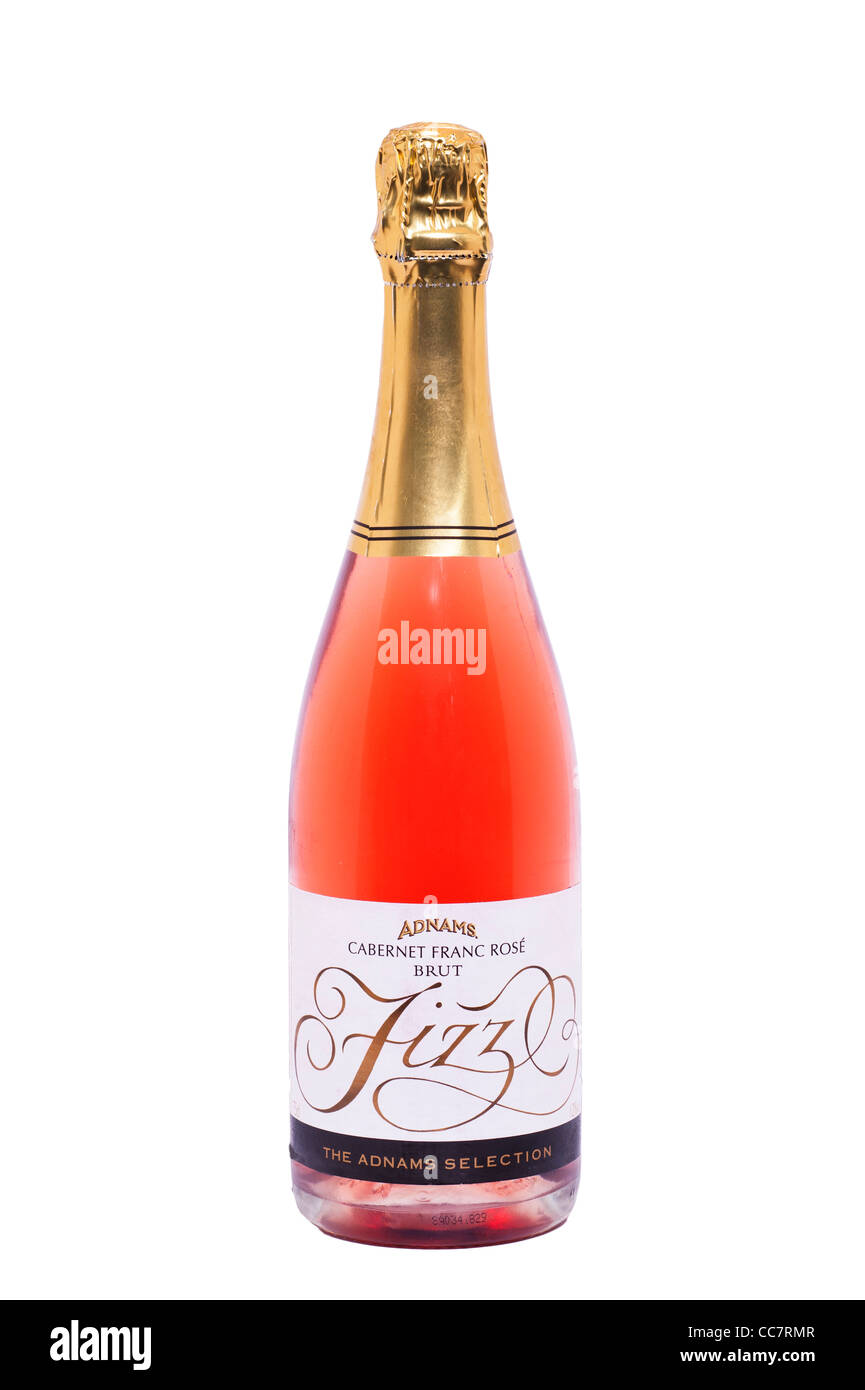 Una botella de cabernet franc Adnams rose vino espumoso sobre un fondo blanco. Foto de stock