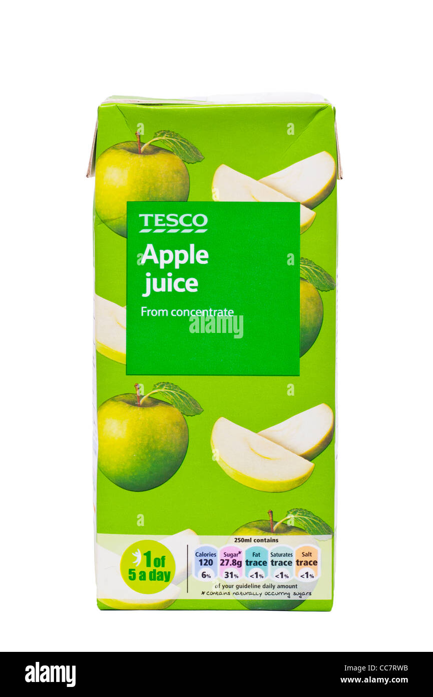 Un cartón de zumo de manzana marca Tesco de concentrarse sobre un fondo blanco. Foto de stock