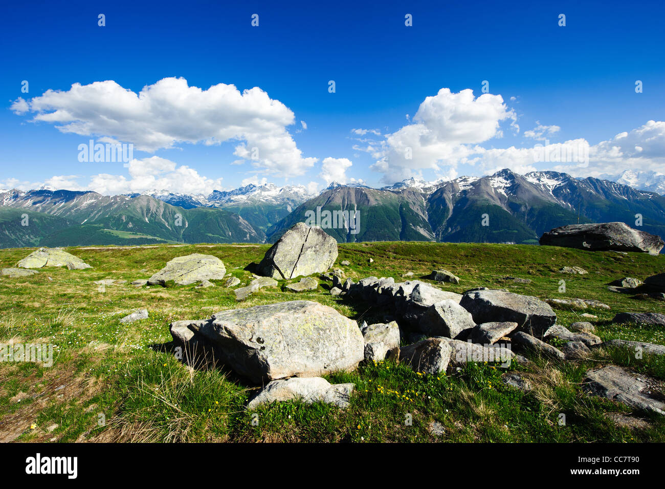 Panorámica de la montaña con las nubes y el cielo azul de Fiescheralp, Wallis, Suiza Foto de stock