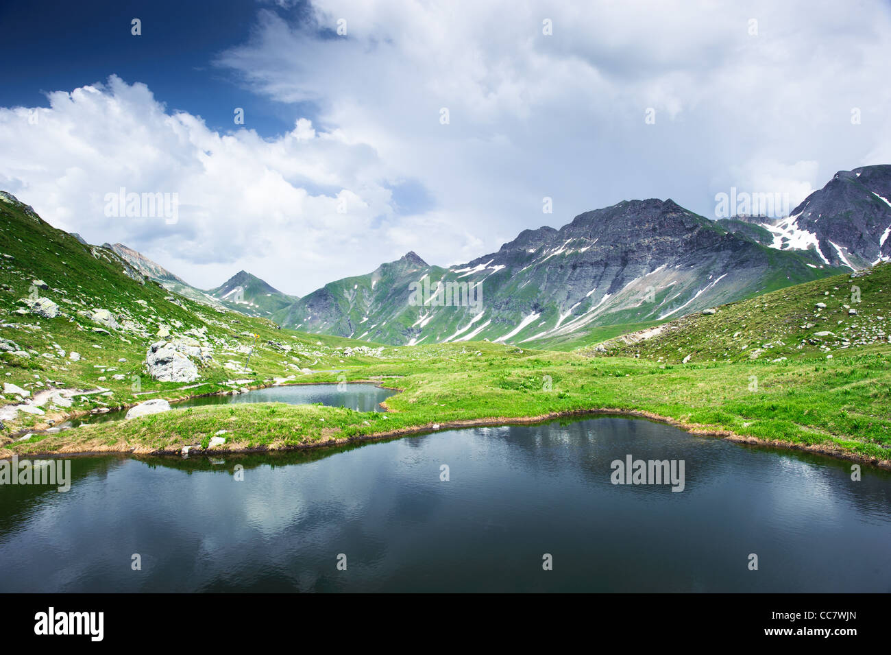 Pequeño estanque en valle Greina, Tessin, Suiza Foto de stock