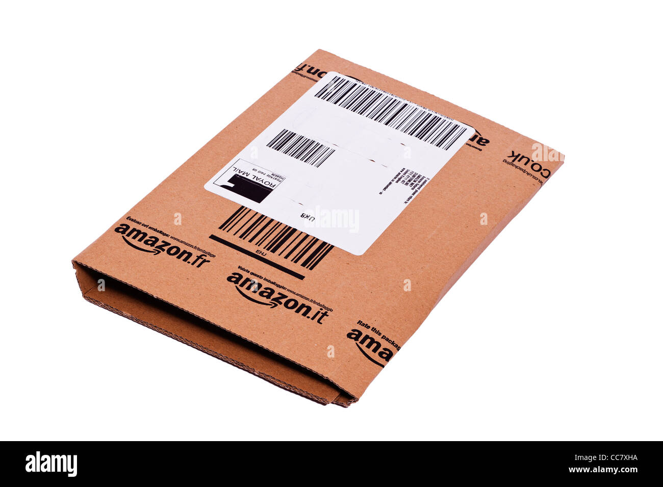 Un paquete integral de Amazon compras en línea entregados por Royal Mail sobre un fondo blanco. Foto de stock