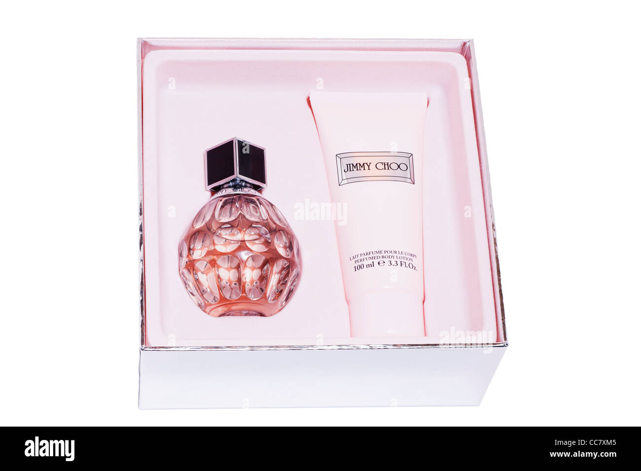 Un set de regalo de perfume y loción corporal de Jimmy Choo sobre un fondo blanco. Foto de stock