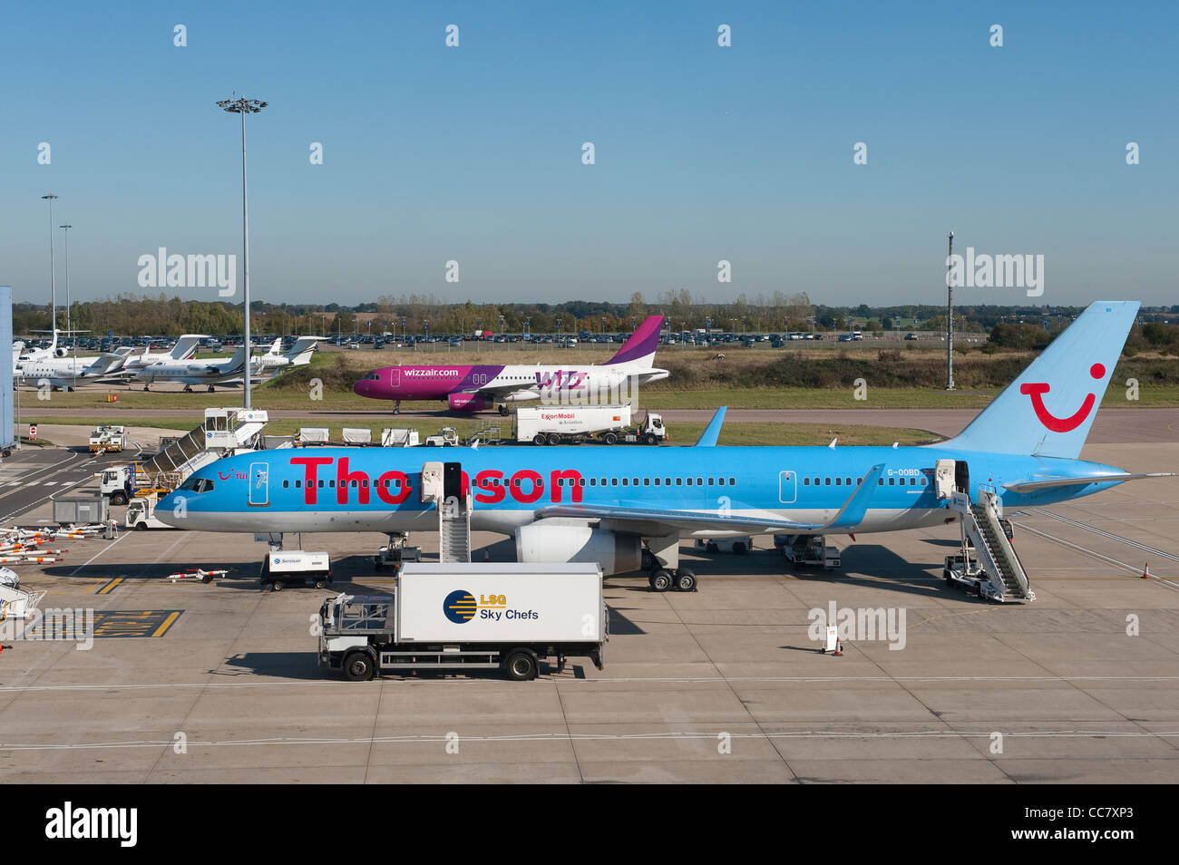 Ser atendido entre vuelos de avión en un aeropuerto en Inglaterra. Foto de stock