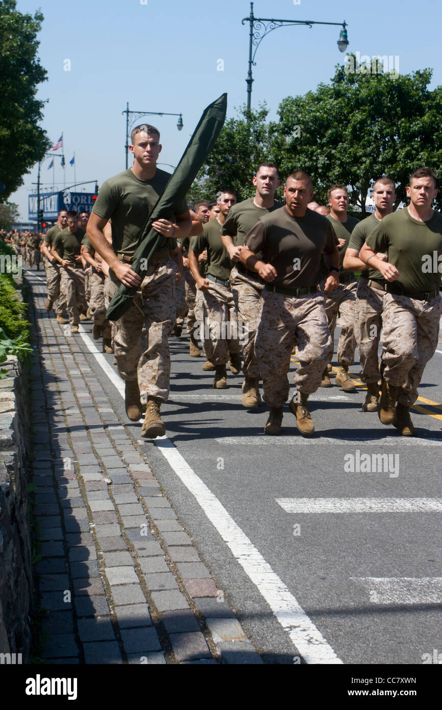 Infantes de Marina de los Estados Unidos para correr a lo largo del Río Hudson durante la Semana de la flota de 2011 en la Ciudad de Nueva York en el fin de semana de Memorial Day Foto de stock