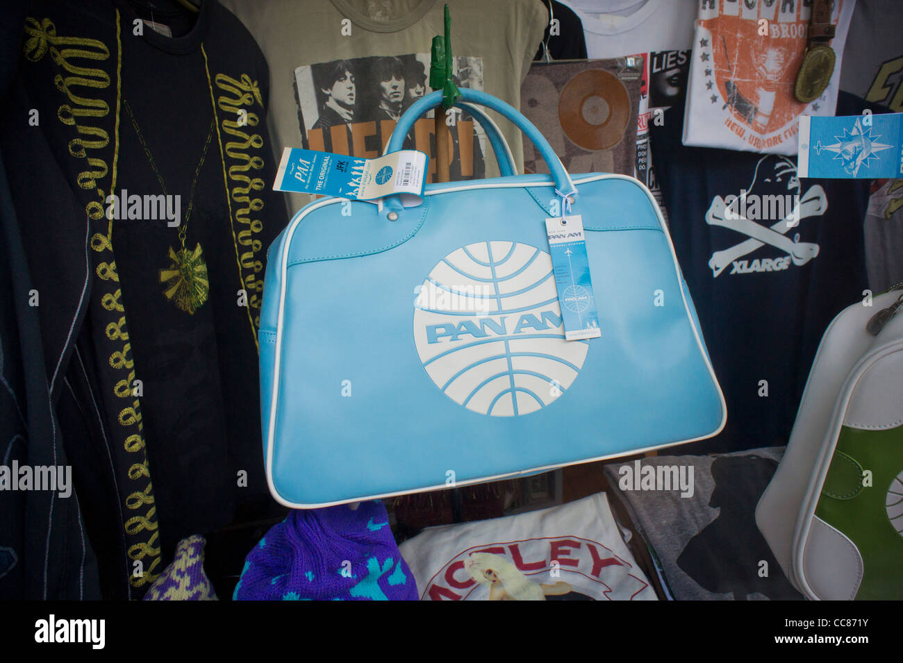 Maletas y bolsas relacionadas con el programa de televisión de ABC "Pan Am"  es visto en una tienda de descuento en Nueva York Fotografía de stock -  Alamy