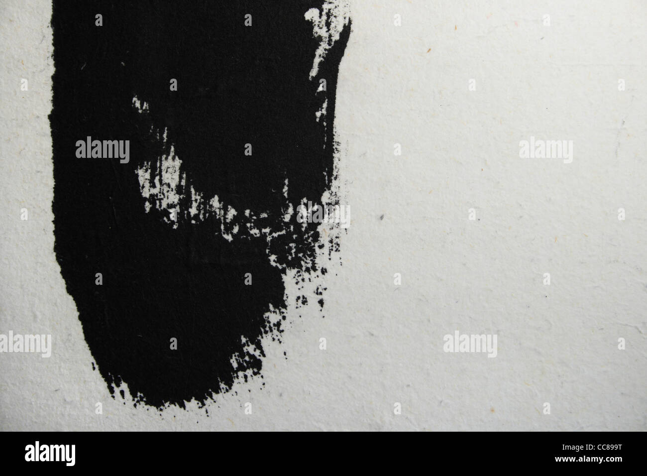 Grunge estilo Raya pintada en negro sobre papel blanco con espacio de copia Foto de stock