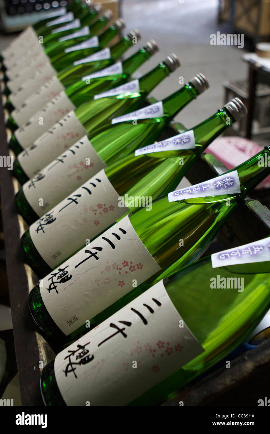 Línea de sake botella solamente rotulados en el caballete de madera Foto de stock