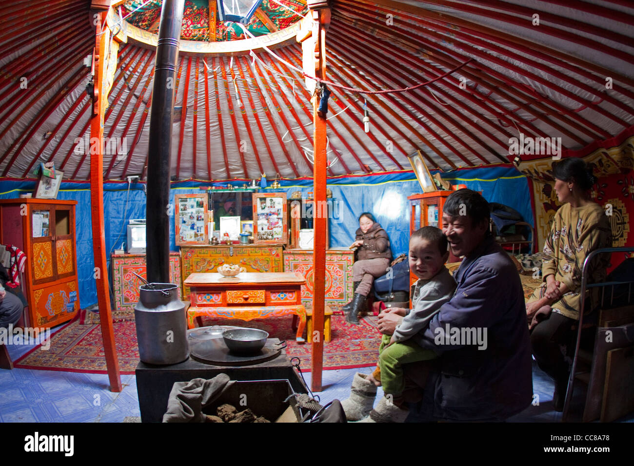 Familia mongólica en su ger Erdenet Mongolia Foto de stock