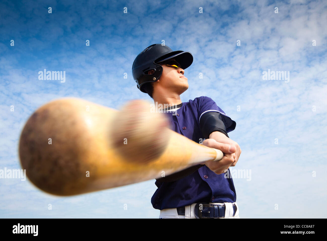 Jugador de béisbol golpea Foto de stock