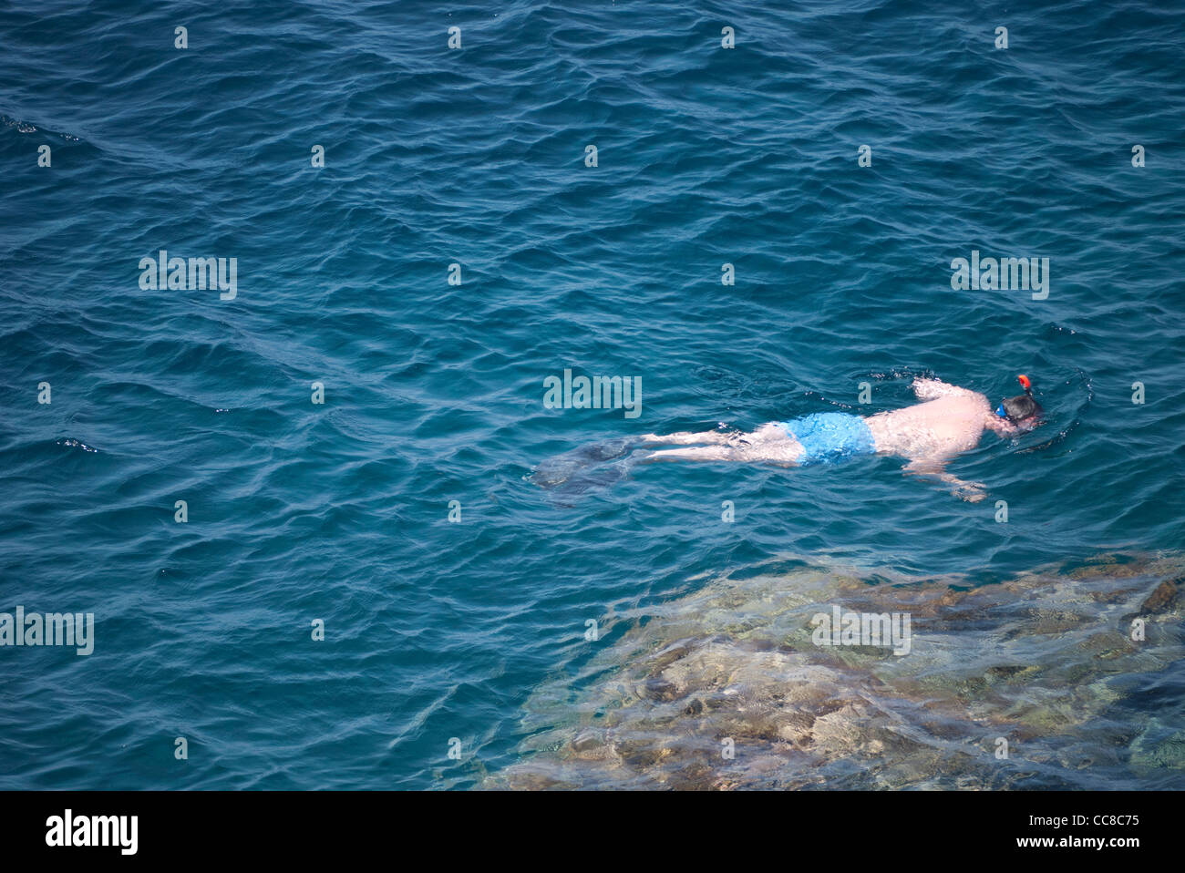 La gente buceando cerca de Deia en Mallorca Foto de stock