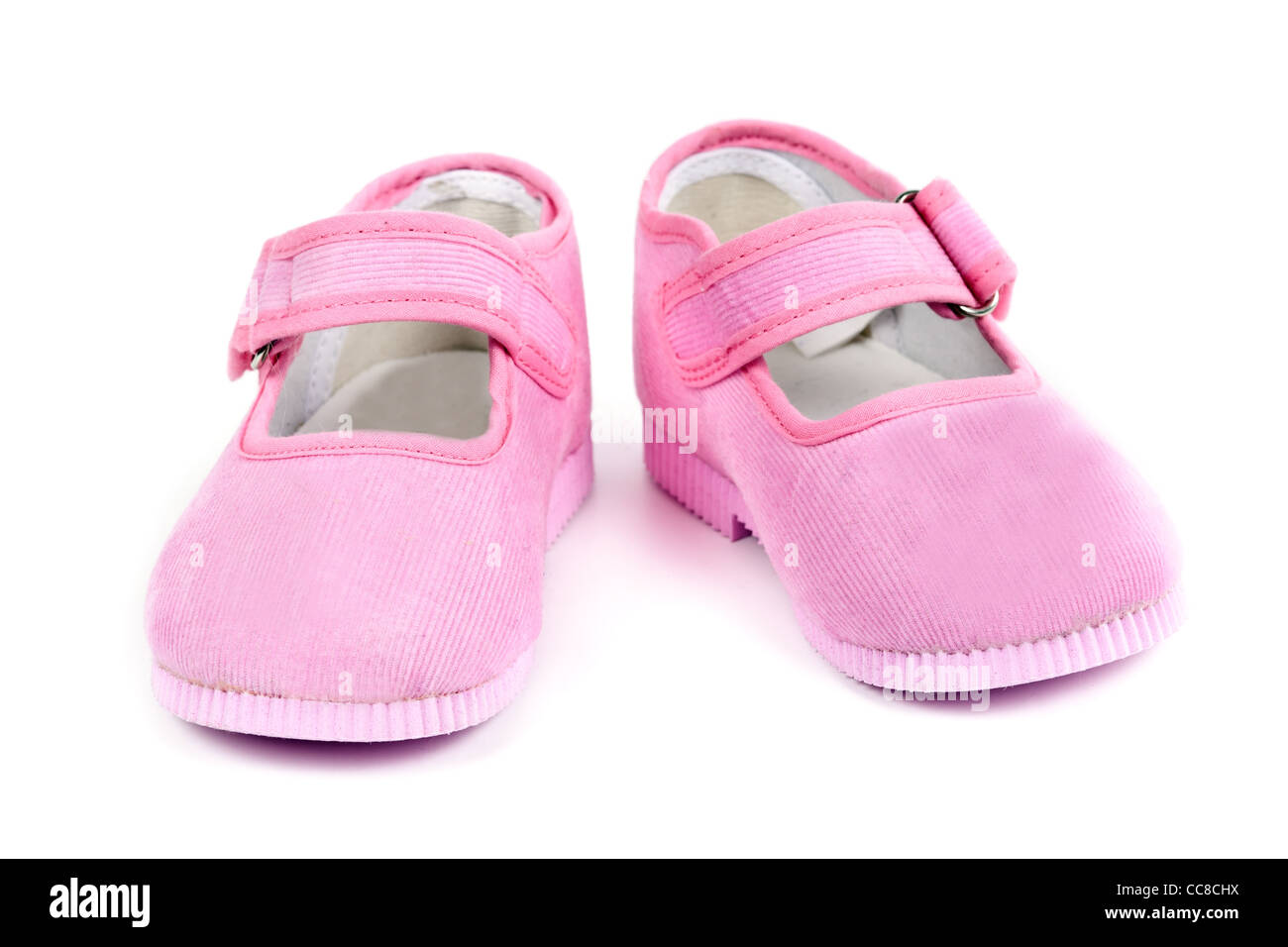 Zapatos de color rosa para niña sobre fondo blanco aislado tacones