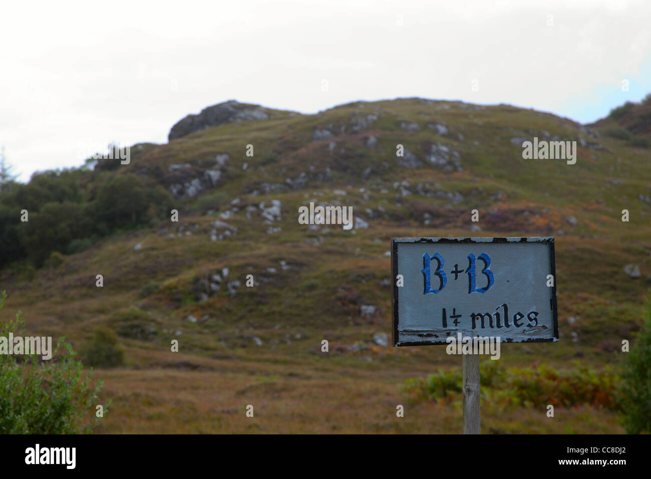 B&B firmar cerca de Bracara región de Tierras Altas de Escocia Foto de stock