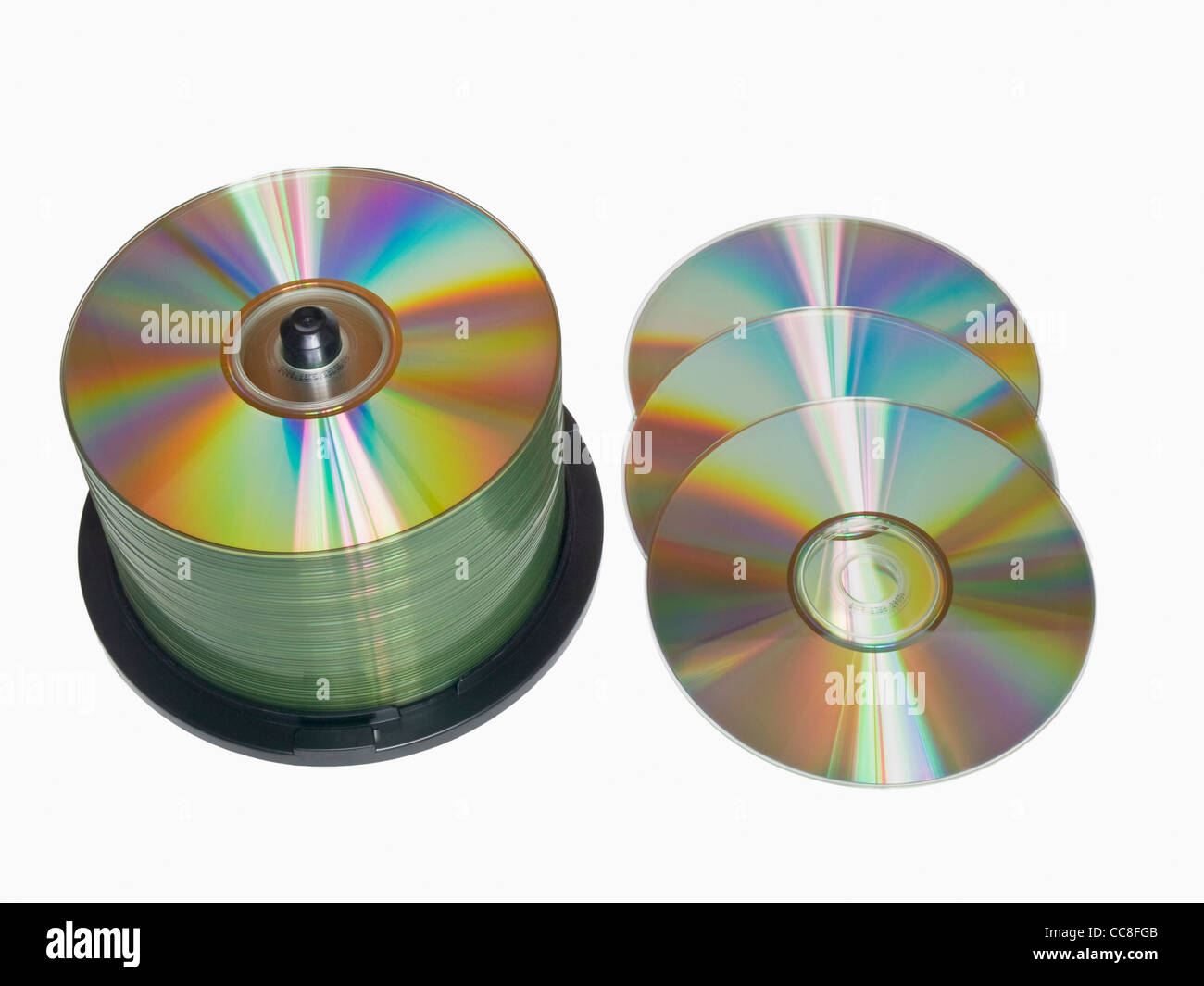 Detailansicht einer CD-Spindel, daneben liegen drei CDs | Detalle foto de un CD-pack, al lado están los CDs de árbol Foto de stock