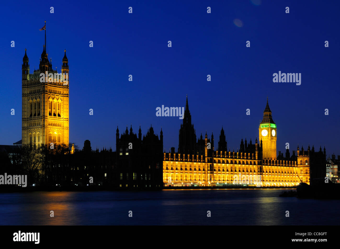 El Palacio de Westminster al anochecer, Londres, Inglaterra, Reino Unido. Foto de stock