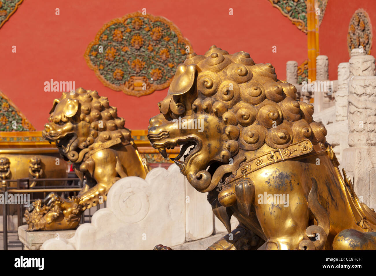 León de Bronce y león en la puerta de la Pureza celestial. Ciudad Prohibida, Beijing Foto de stock
