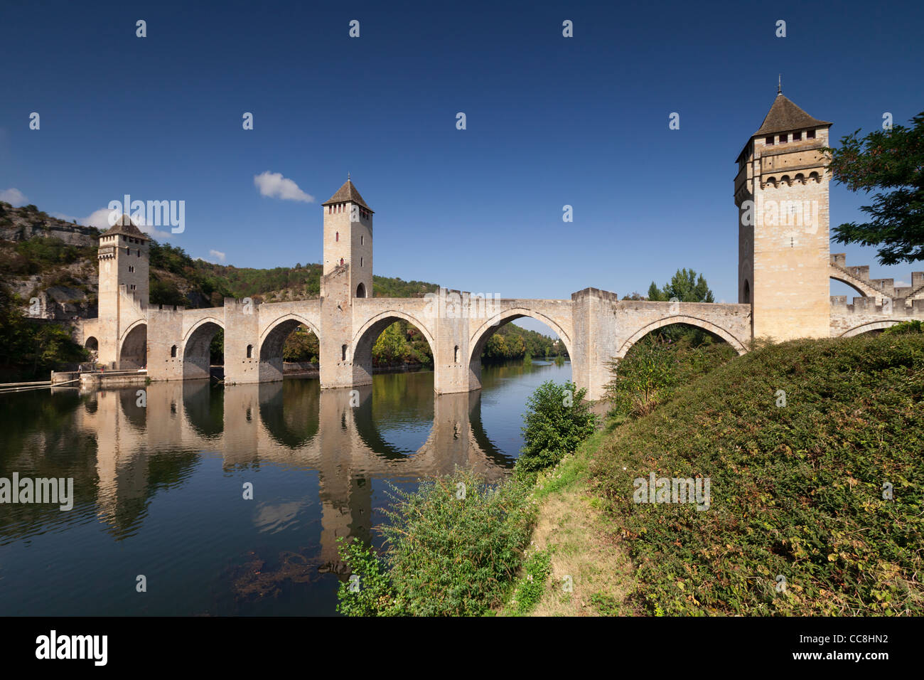 El Pont Valentre, símbolo de la ciudad de Cahors, cruzando el río Lot. Foto de stock