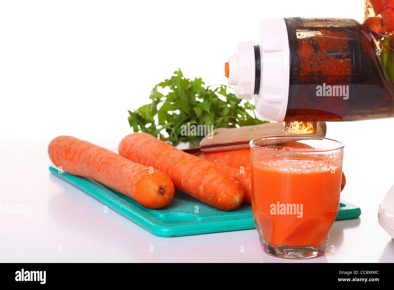Extractor de jugo de zanahoria y preparar cocina blanca aislada Fotografía  de stock - Alamy