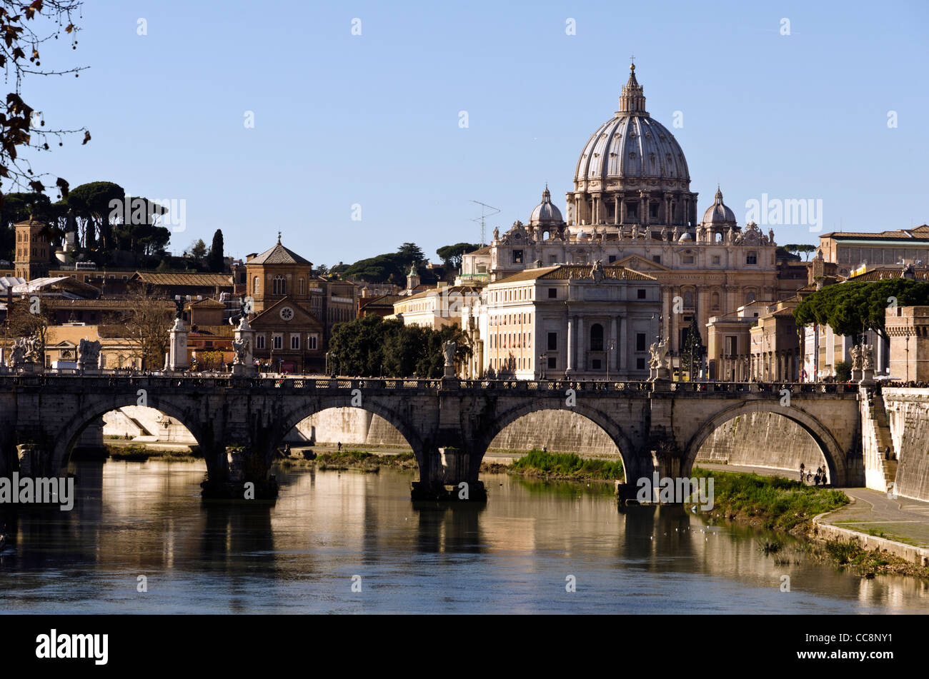 Río Tevere y Sant' Angelo puente con la Basílica de San Pedro en el fondo la Ciudad del Vaticano en Roma Italia Foto de stock