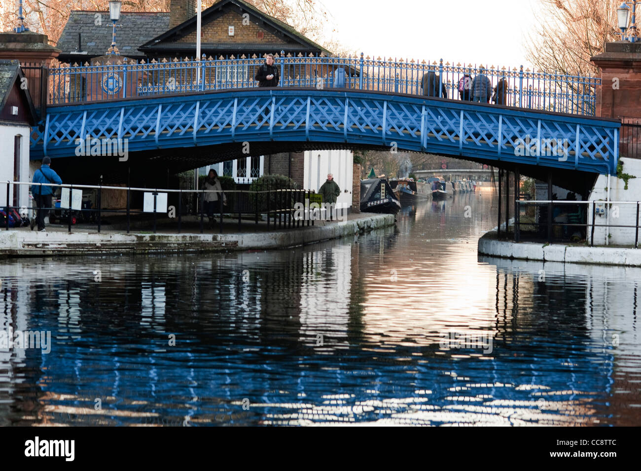 Blue Bridge en Little Venice, Maida Vale Foto de stock