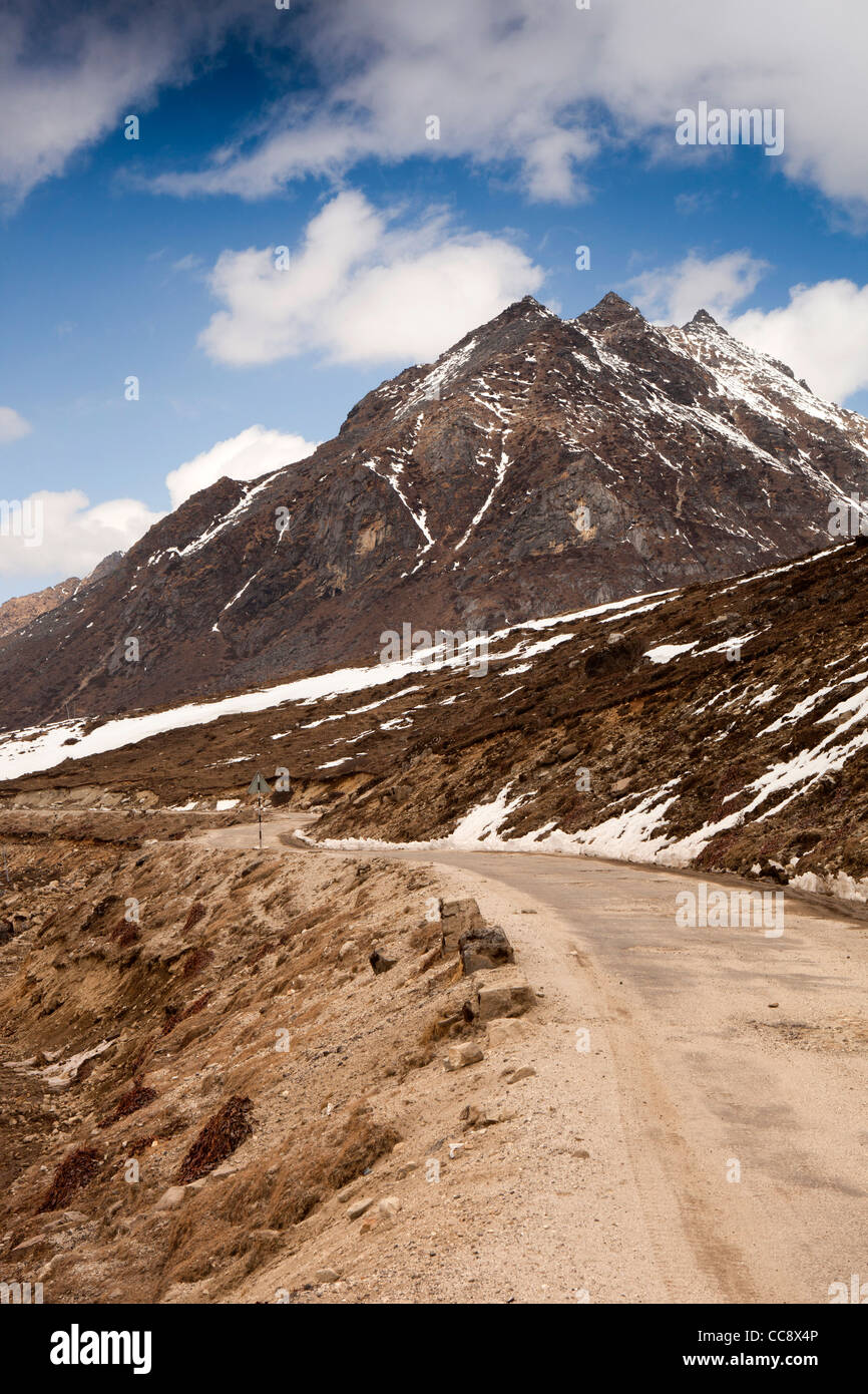 La India, Arunachal Pradesh, el SELA pasa, a gran altitud camino pasado lago congelado Foto de stock