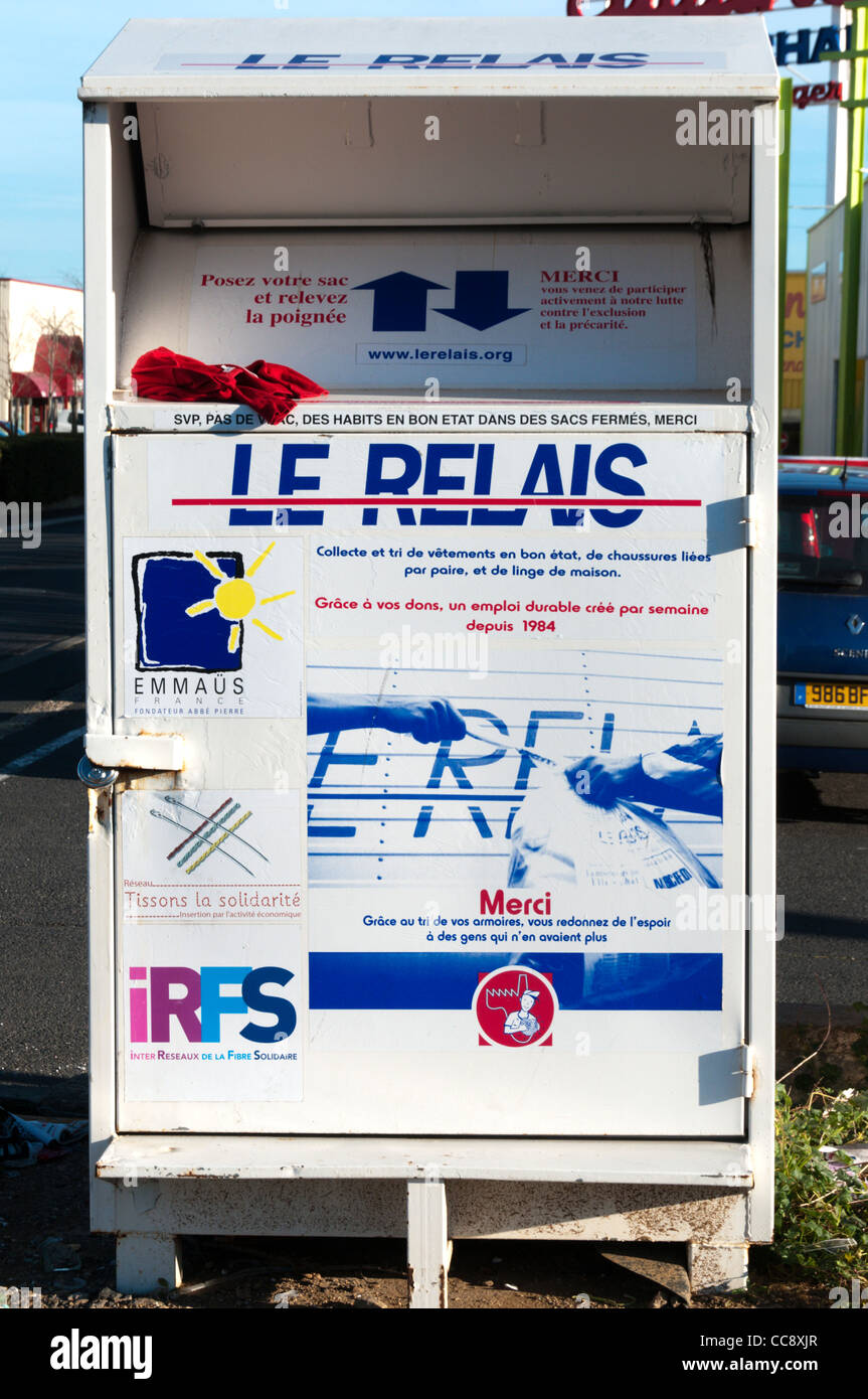 Un punto de recogida para la ropa no deseados para los franceses la caridad Le Relais. Foto de stock