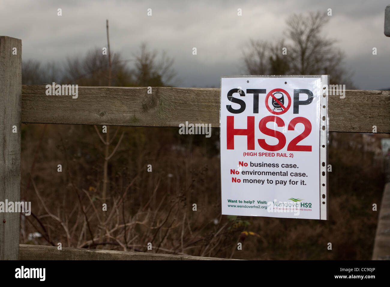 Detener el HS2 signo de protesta en una valla en Wendover, Buckinghamshire Foto de stock