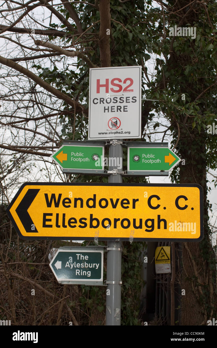 Alta velocidad 2 protesta carteles fijados a un poste en Wendover, Buckinghamshire Foto de stock