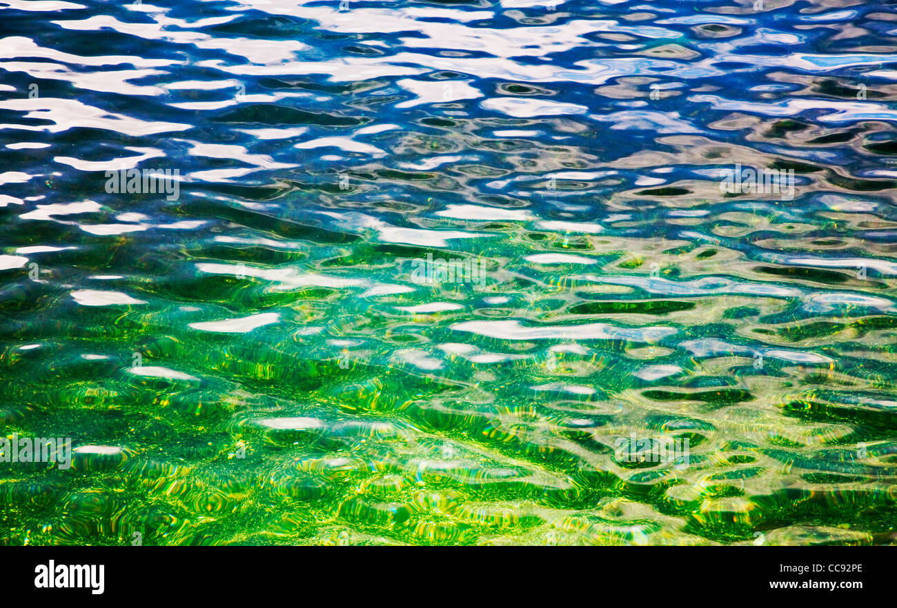 Suaves ondulaciones del agua en piscina poco profunda Foto de stock