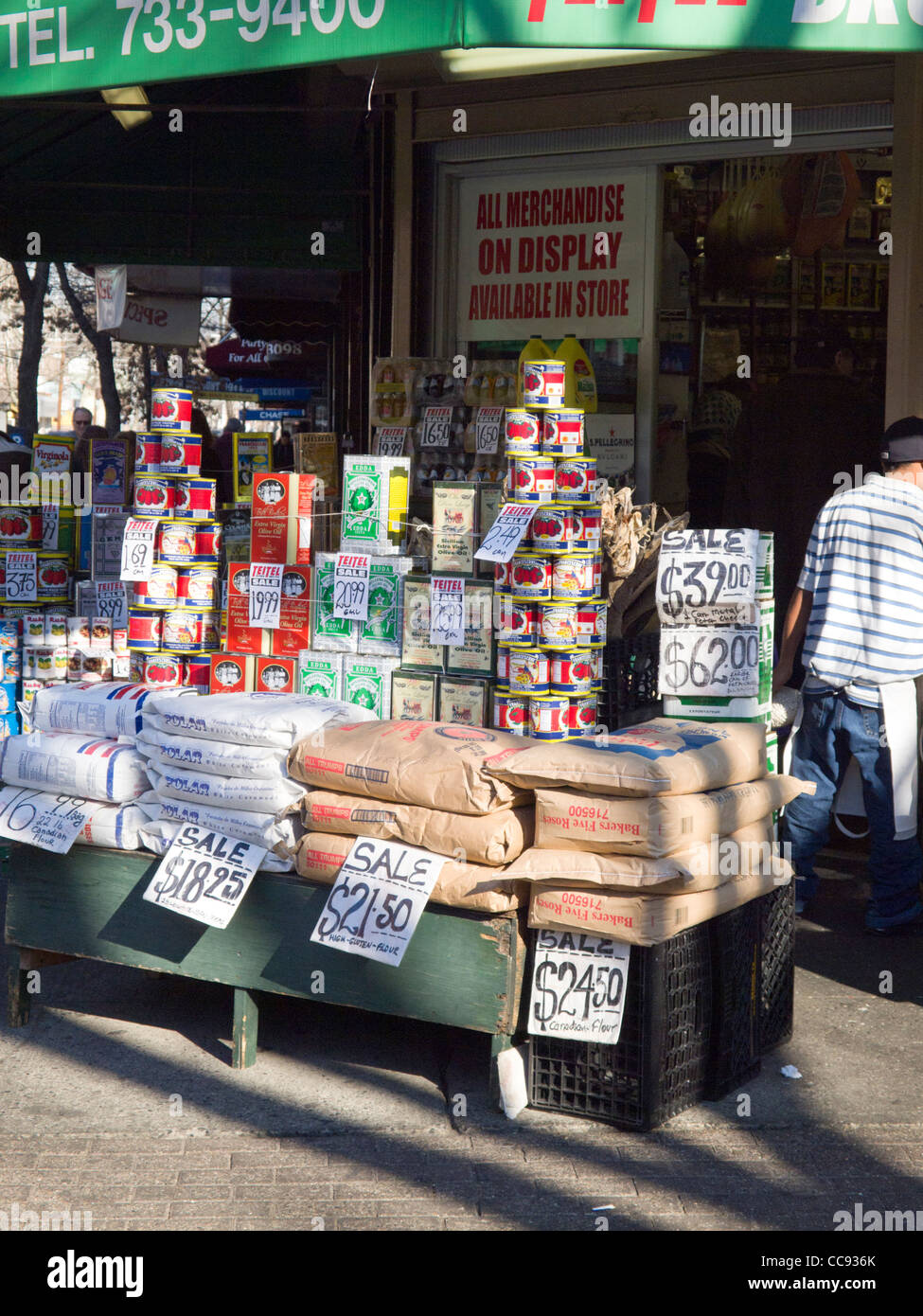 Alimentos empaquetados en pantalla, Arthur Avenue, Bronx, NY Foto de stock