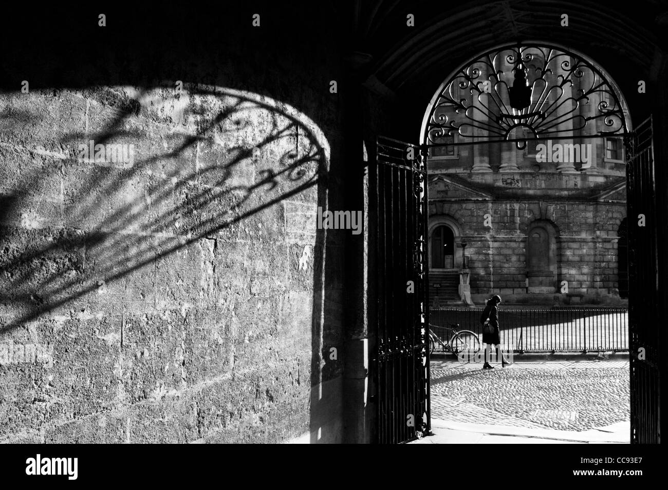 Vista de la Radcliffe Camera del Brasenose College. Oxford, Inglaterra. Chica caminando, la cabeza inclinada. Foto de stock