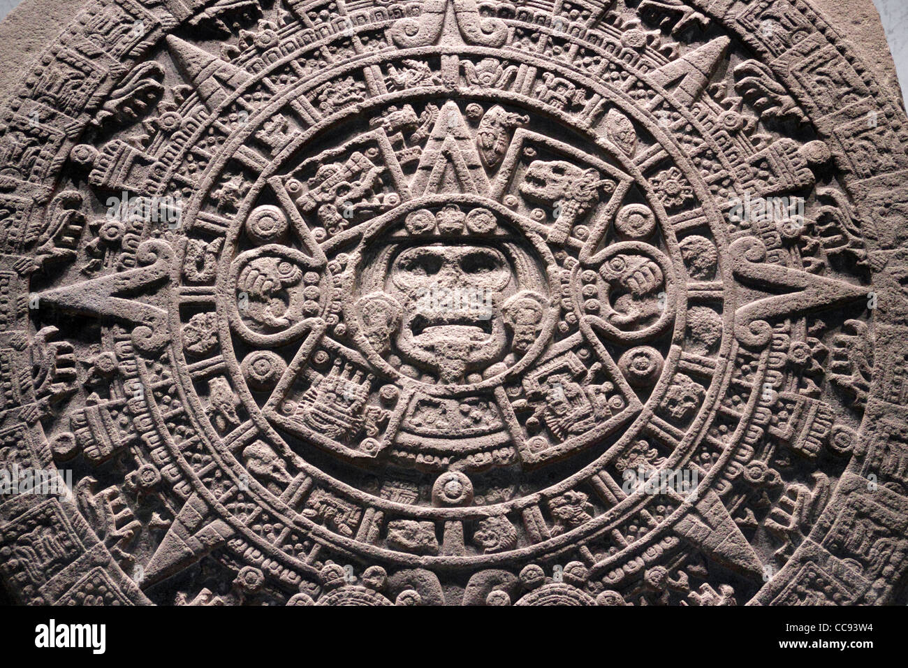 La antigua piedra del calendario azteca del sol en el Museo Nacional de
