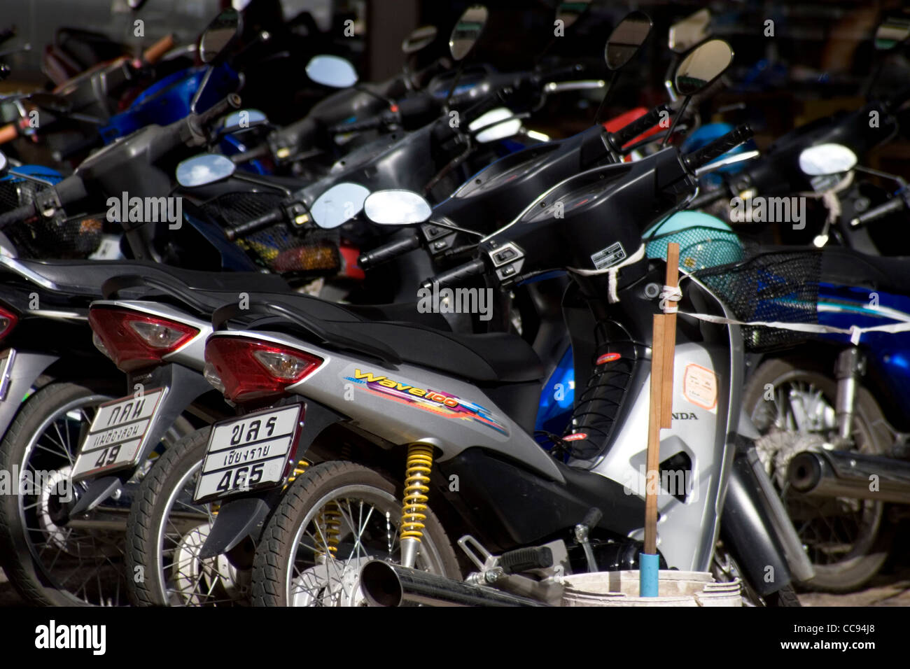 Un grupo de motocicletas están estacionados en una calle de la ciudad de Chiang Rai, Tailandia. Foto de stock