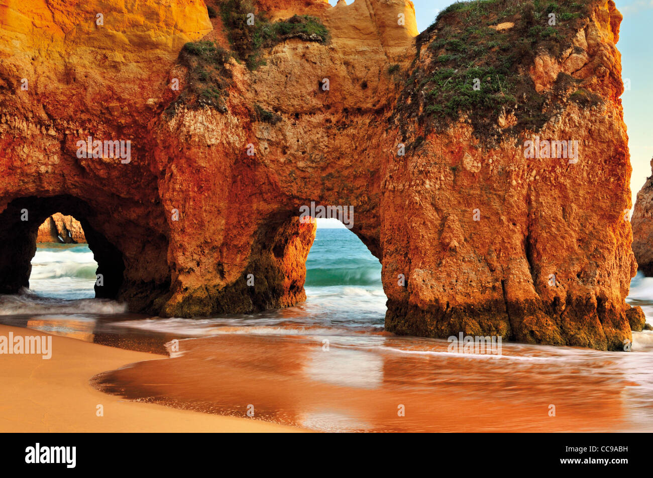 Portugal, Algarve: formaciones rocosas en la playa Prainha cerca de Alvor. Foto de stock