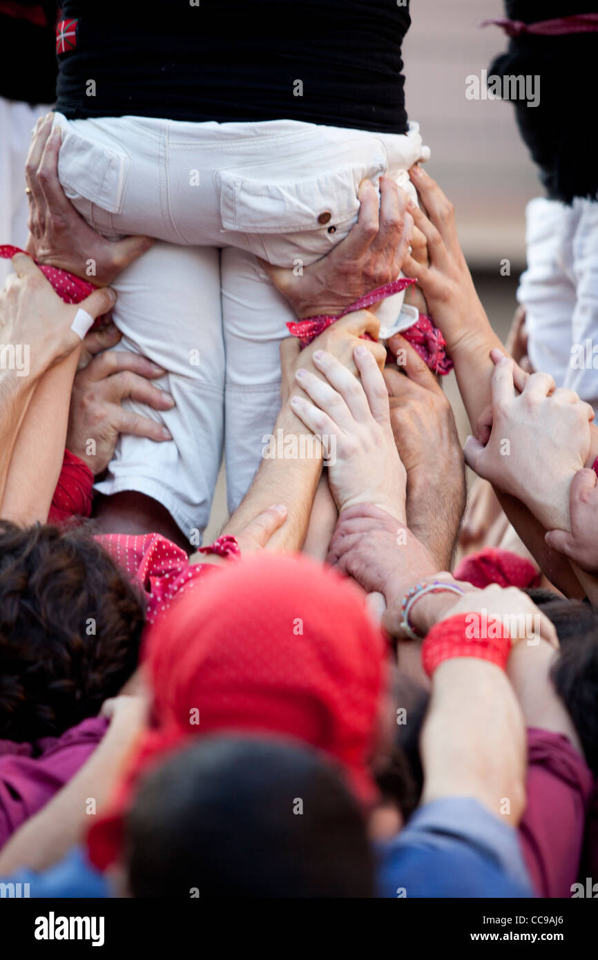 Los castellers - tradición catalana de la construcción de torres humanas - Caldes de Montbui, Barcelona, España Foto de stock