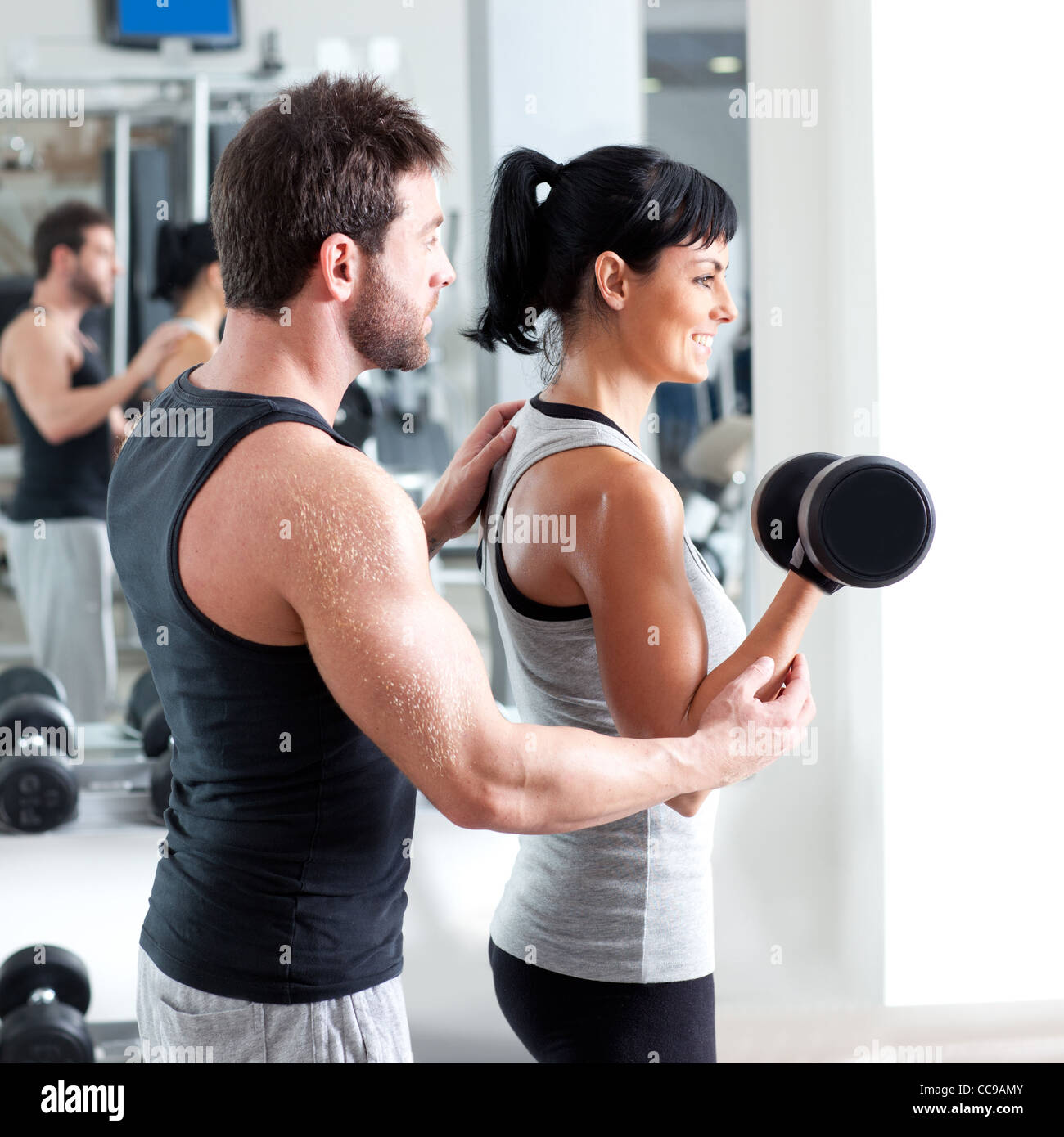 Gimnasio personal trainer Mujer Hombre con pesas Fotografía de stock - Alamy