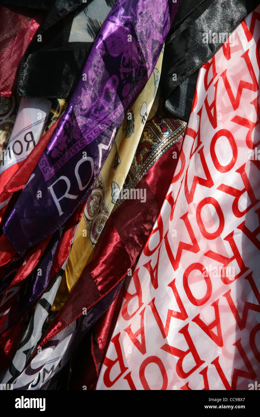 Pañuelos de seda romaní para la venta en la tienda de souvenirs de regalo  en Roma Italia Fotografía de stock - Alamy