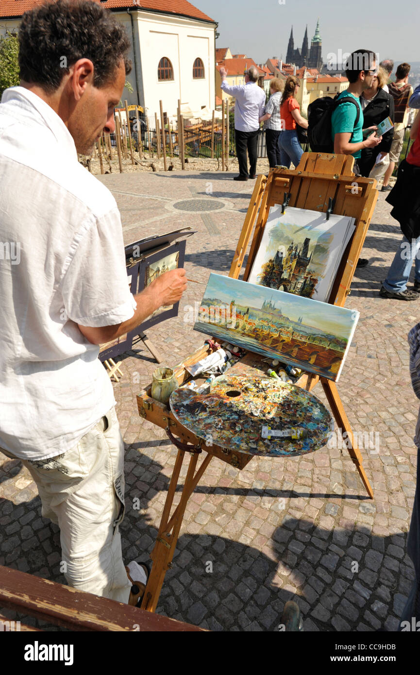 Artista callejero pintura pinturas turística en el Castillo de Praga Praga República Checa Foto de stock