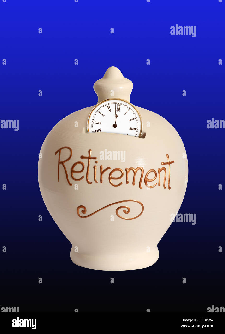Un reloj con el tiempo cerca de la medianoche en un tarro de ahorro de jubilación indicando el tiempo corriendo para ahorrar para el futuro Foto de stock