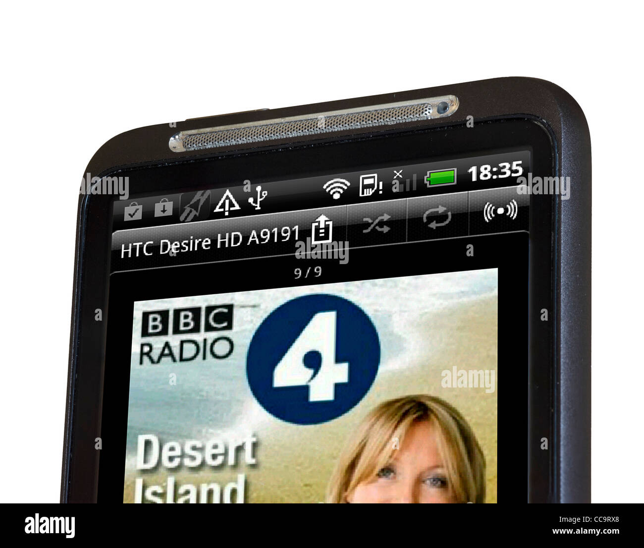 pantalones Parcial Alaska Reproduciendo un podcast de la BBC Radio 4 isla desierta discos en el  reproductor de MP3 en un smartphone Android HTC Fotografía de stock - Alamy