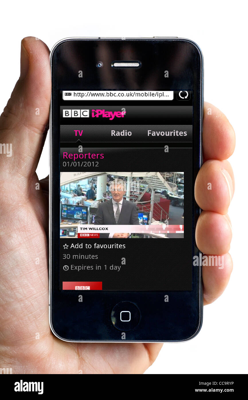 Viendo el canal de noticias de la BBC en la BBC iPlayer en un Apple iPhone 4 smartphone Foto de stock