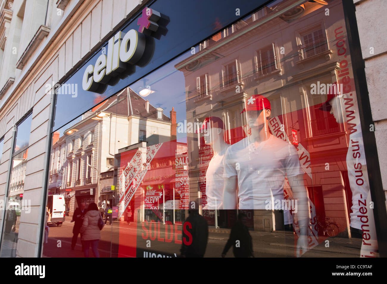 Una sucursal de la tienda de ropa de caballero Celio en Tours, Francia. En  la ventana son signos de ventas Fotografía de stock - Alamy