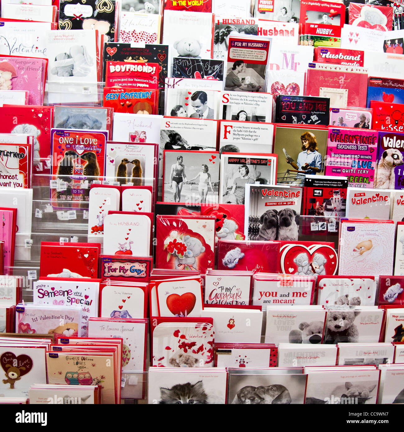 Día de San Valentín (Febrero 14) tarjetas a la venta, en una rama del W H Smith, Reino Unido Foto de stock