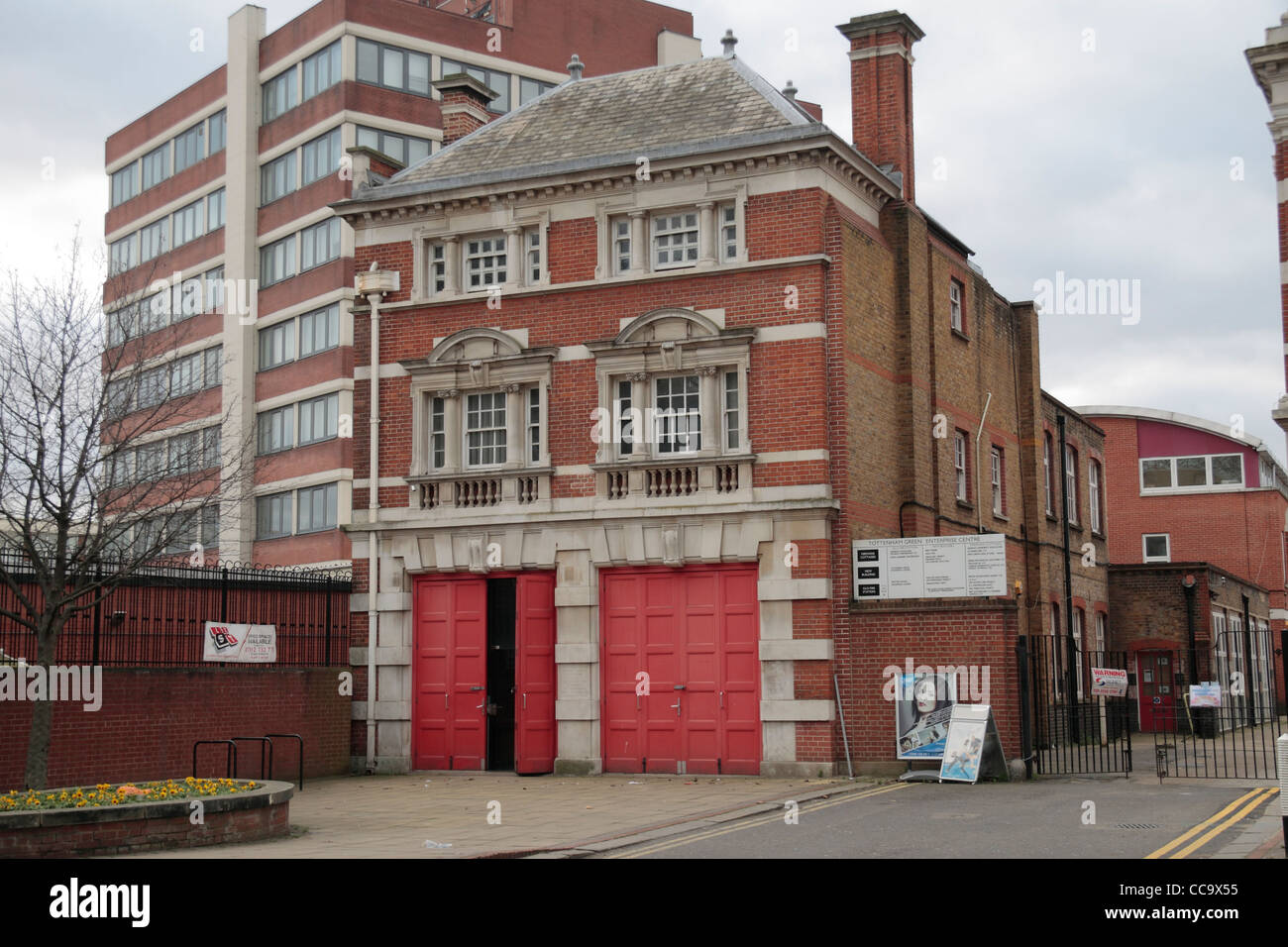 Tottenham Green Enterprise Center (antigua estación de bomberos), en el Tottenham, al norte de Londres, Reino Unido. Foto de stock