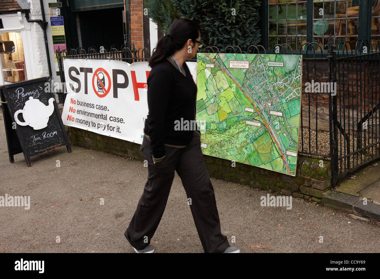 Una empresa local, a sólo unos metros de la ruta propuesta, muestra un anti HS2 firmar en Wendover, Buckinghamshire. Foto de stock